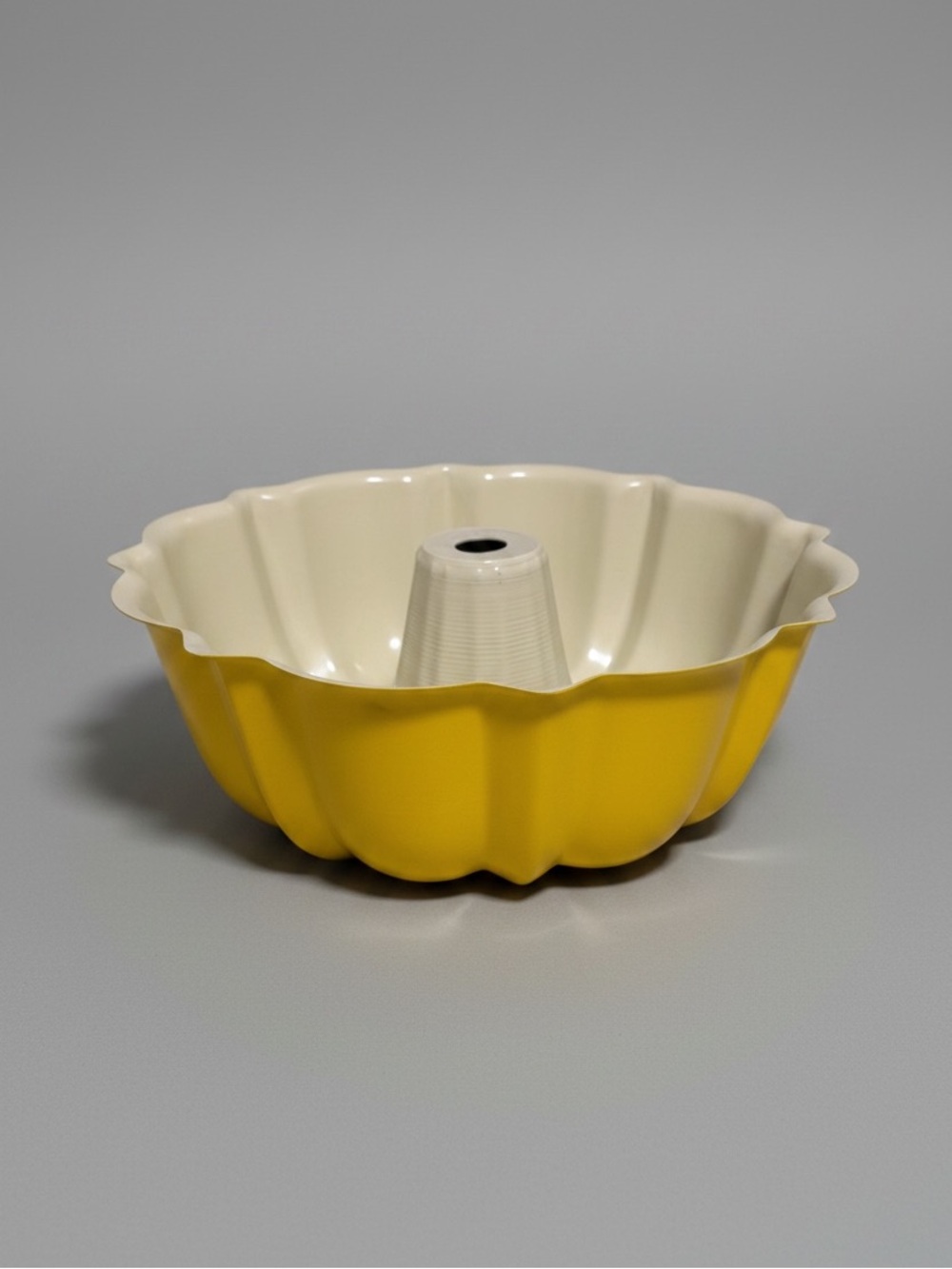 Vintage 70’s Nordic Ware Original Fluted 12 Cup Bundt® Pan